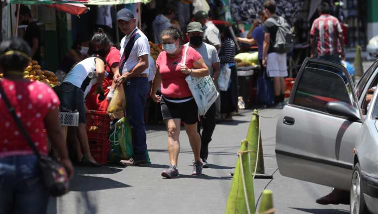 En el mercado la Arboleda de Villa Hermosa, en San Miguel Petapa, una señora compra y porta mascarillas. A ese municipio se extendió el contagio desde Europa. (Foto Prensa Libre: Érick Ávila) 