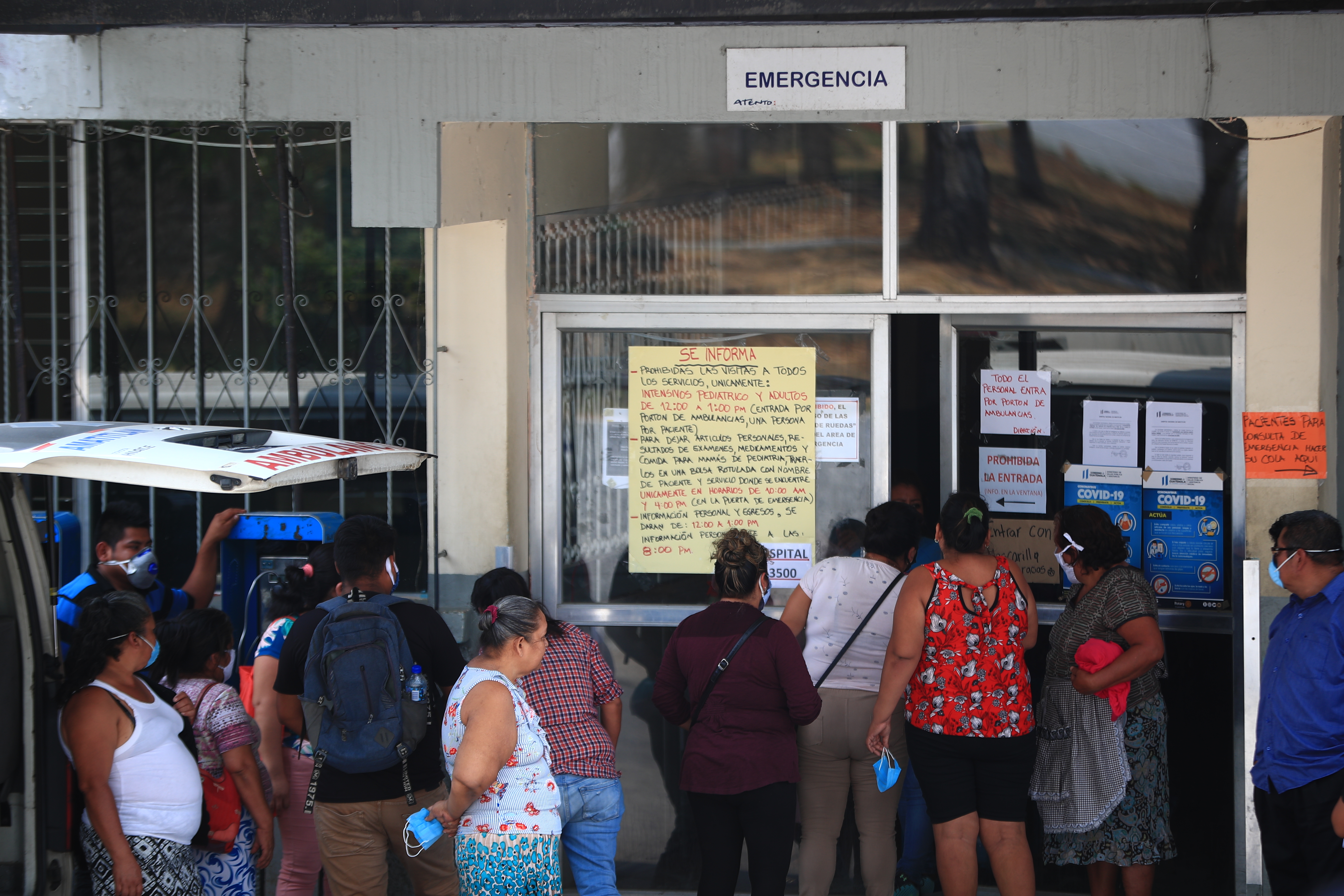 Varias personas se aglomeraron en el ingreso al Hospital Nacional de Amatitlán  horas después de confirmarse el contagio de un médico que laboraba en ese nosocomio. (Foto Prensa Libre: Carlos Hernández) 
