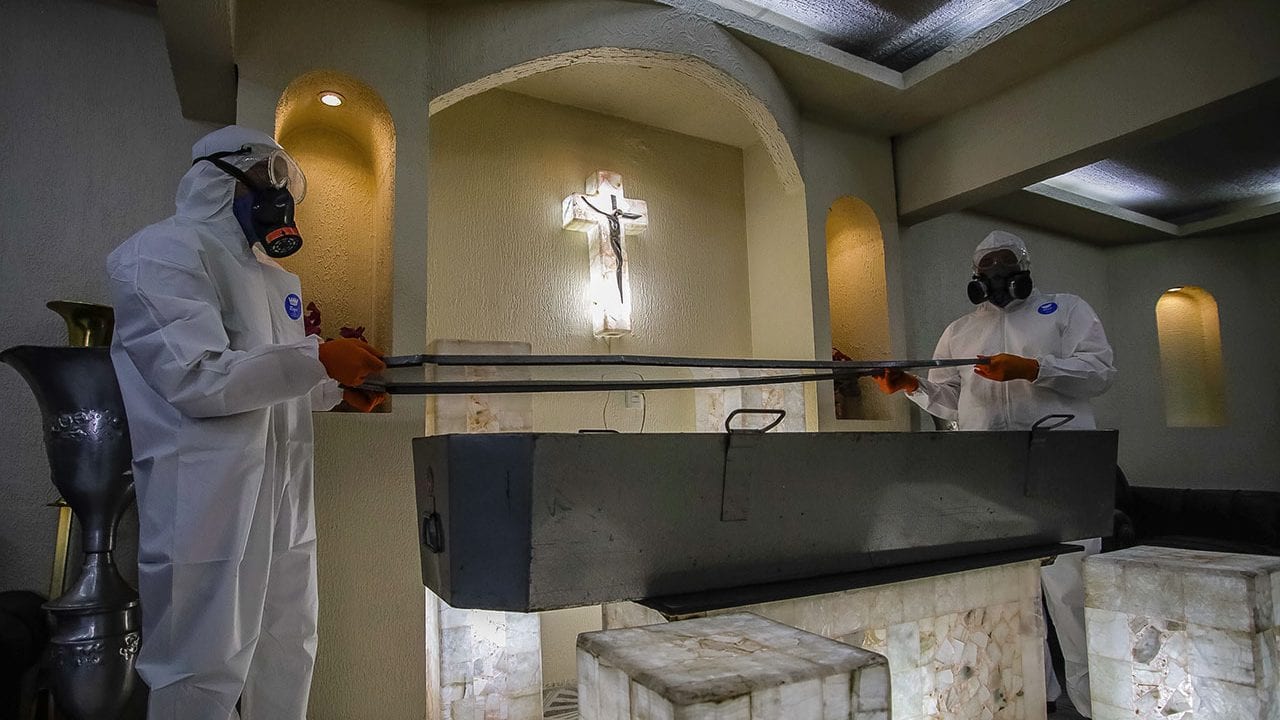 El personal de la Funeraria Ermita tuvo que adaptar sus condiciones laborales debido al COVID-19. (Foto Prensa Libre: Notimex)