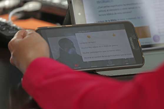 Un estricto protocolo se hace conocer a los participantes para que en los momentos de oración y estudio no se interrumpan unos a otros. Foto Prensa Libre: Óscar Rivas