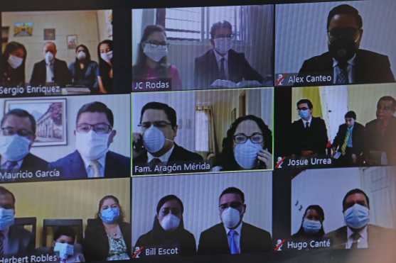 La familia Aragón Mérida llama a algunos miembros nuevos durante la realización de la reunión. Foto Prensa Libre: Óscar Rivas