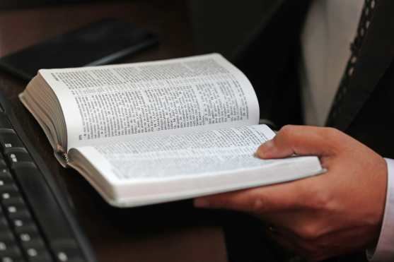 Las congregaciones piden leer la Biblia pero utilizan la plataforma www.jw.org para el material de apoyo como textos, videos y audios que sirven en las reuniones virtuales. Foto Prensa Libre: Óscar Rivas