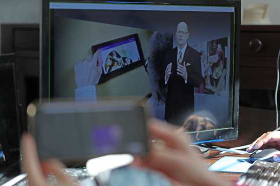 Durante la reunión se proyectan varios mensajes grabados para la congregación y en diferentes idiomas. Foto Prensa Libre: Óscar Rivas
