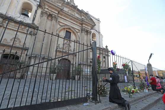 Como ha pasado durante toda la Semana Santa los fieles se acercaron a la iglesia para poder estar cerca de las imágenes de devoción. Foto Prensa Libre: Óscar Rivas