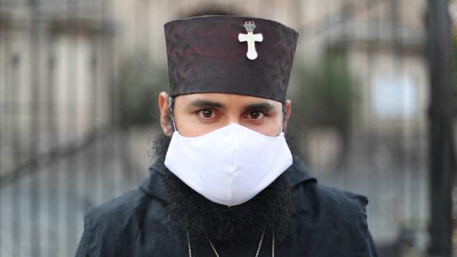 Francisco Cifuentes es un católico, de rito oriental, que este día visitó la iglesia La Merced y dijo que visitaría todas las iglesias que tendrían procesión este día, en especial la de la iglesia San Sebastián, donde él participa. Foto Prensa Libre: Óscar Rivas