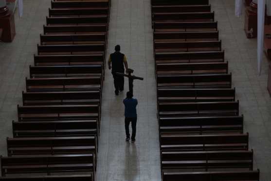Muy pocas personas participaron en los preparativos para llevar a cabo el viacrucis y los oficios de Viernes Santo en La Recolección. Foto Prensa Libre: Óscar Rivas