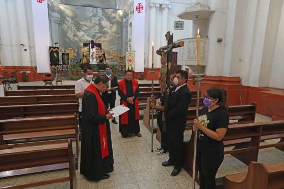 El padre Edwin Roldán, párroco de la Recolección, rezó el viacrucis dentro de la iglesia vacía antes de llevar a cabo la misa mayor. Foto Prensa Libre: Óscar Rivas