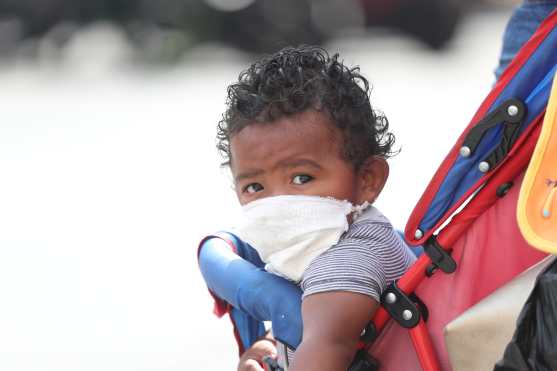 El uso de la mascarilla es obligatorio en el país debido al avance del Coronavirus. Foto Prensa Libre: Óscar Rivas