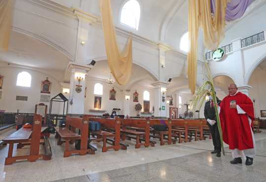 Ante las bancas vacías se hizo el recorrido al altar mayor como en cada misa. Foto Prensa Libre: Óscar Rivas