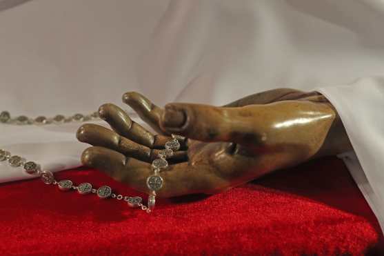 En la mano izquierda se colocó un rosario al Señor Sepultado. Foto Prensa Libre: Óscar Rivas