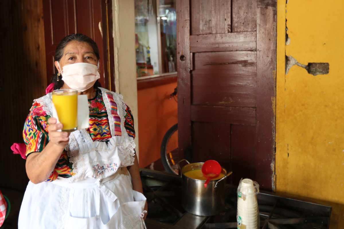 Cristina Sac innovó su venta de atoles típicos en el mercado municipal de Xela, ahora hace entregar a domicilio a causa del corononavirus.   (Foto Prensa Libre: María Longo)
