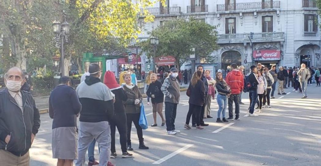 Personas de la tercera edad hacen fila en banco argentino. (Foto Prensa Libre: Tomada de La Voz). 
