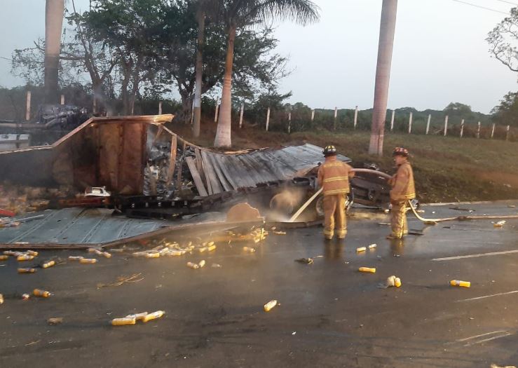 Unos de los transportes pesados accidentado en la autopista Palín-Escuintla. (Foto Prensa Libre: Bomberos Voluntarios). 