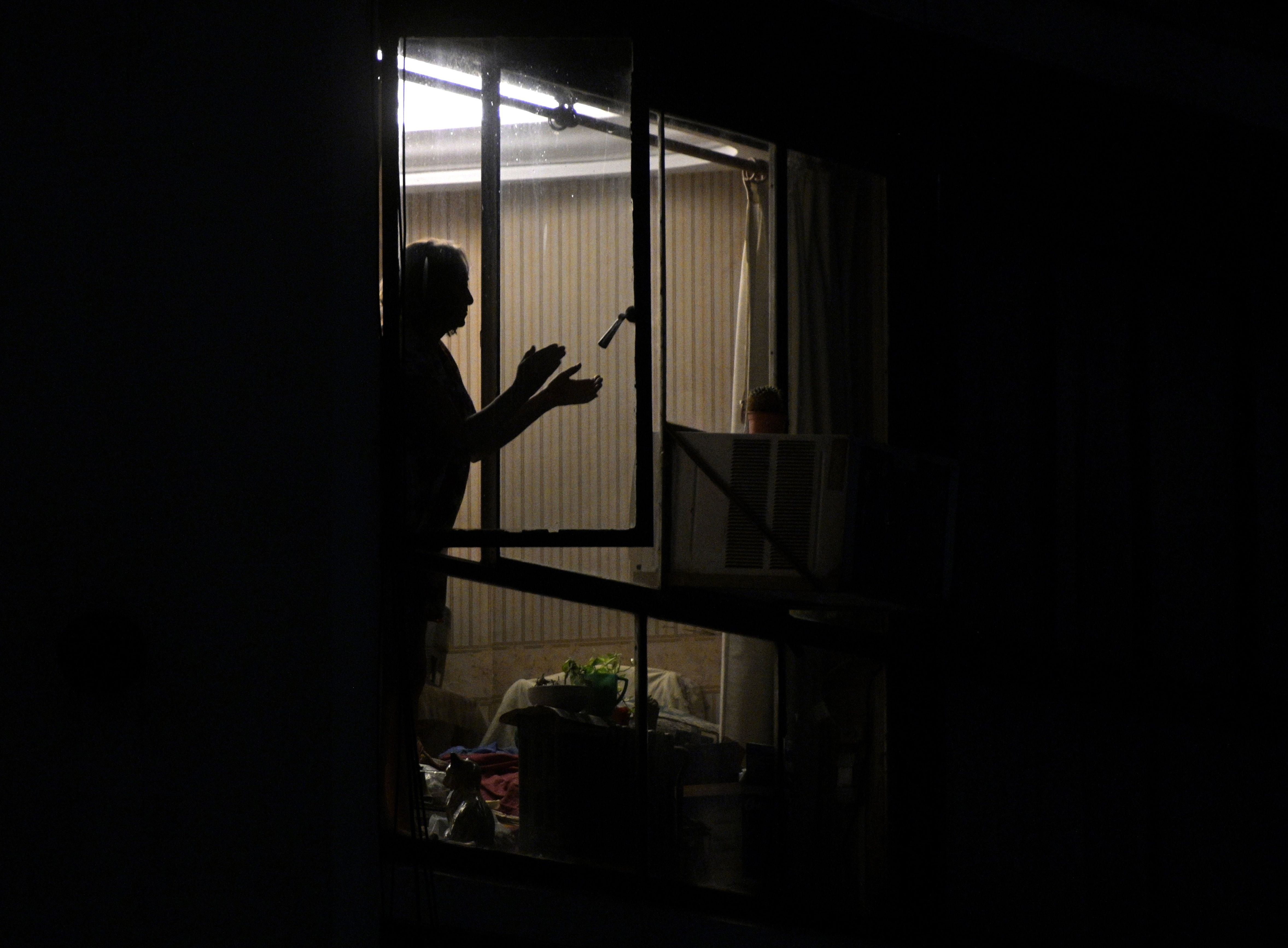 Dentro de sus apartamentos, cientos de argentinos aplauden para expresar su gratitud a los trabajadores de la salud todas las noches a las 9 p.m. (Foto Prensa Libre: AFP)