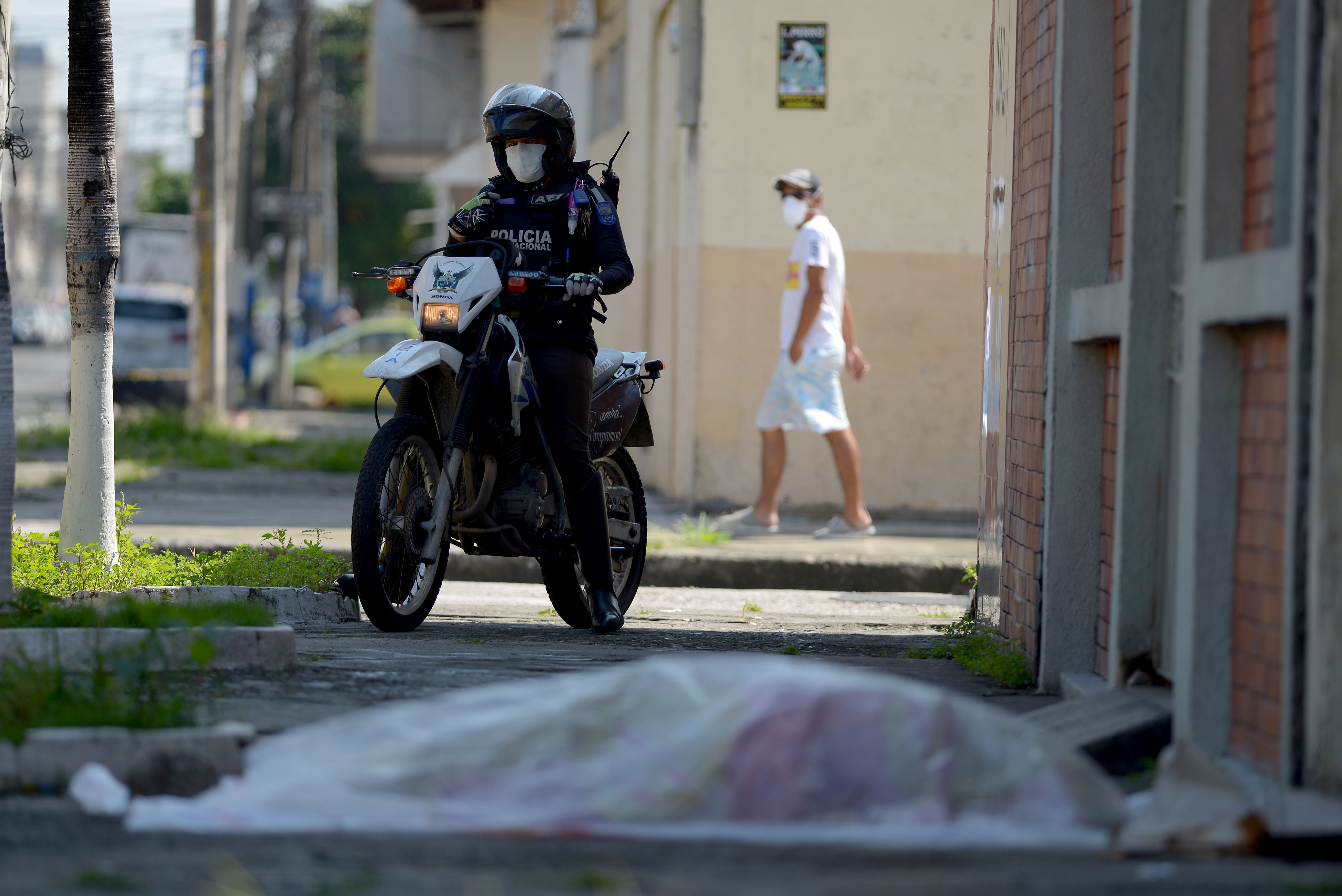 Continua la crisis de cadáveres en Guayaquil, Ecuador. (Foto Prensa Libre: AFP)