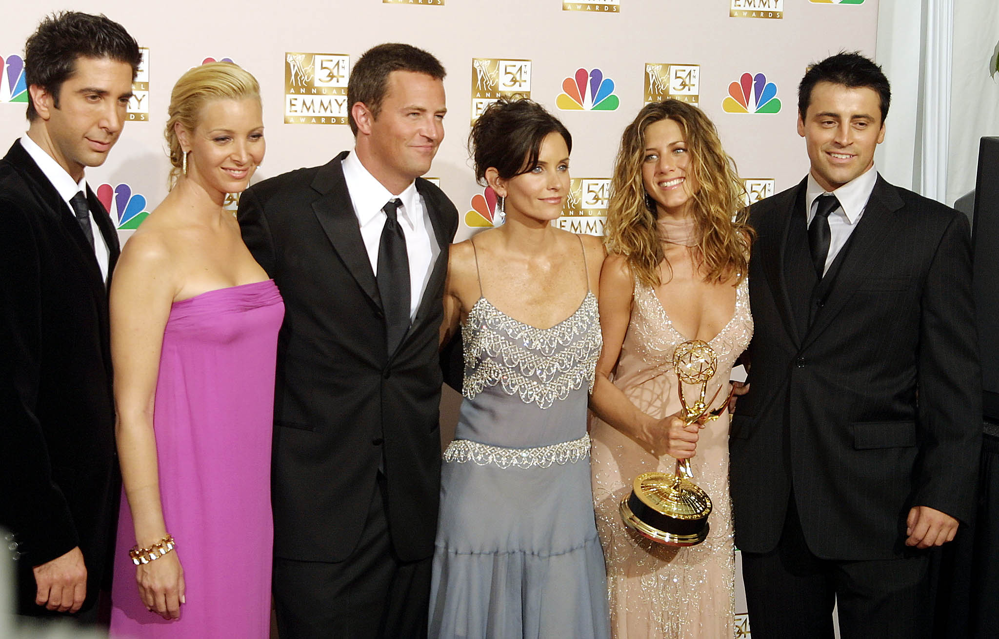 El elenco de la serie "Friends", David Schwimmer, Lisa Kudrow, Mathew Perry, Courtney Cox Arquette, Jennifer Aniston y Matt LeBlanc, se reunirá en un especial televisivo para la plataforma de streaming de HBO. (Foto Prensa Libre: AFP)