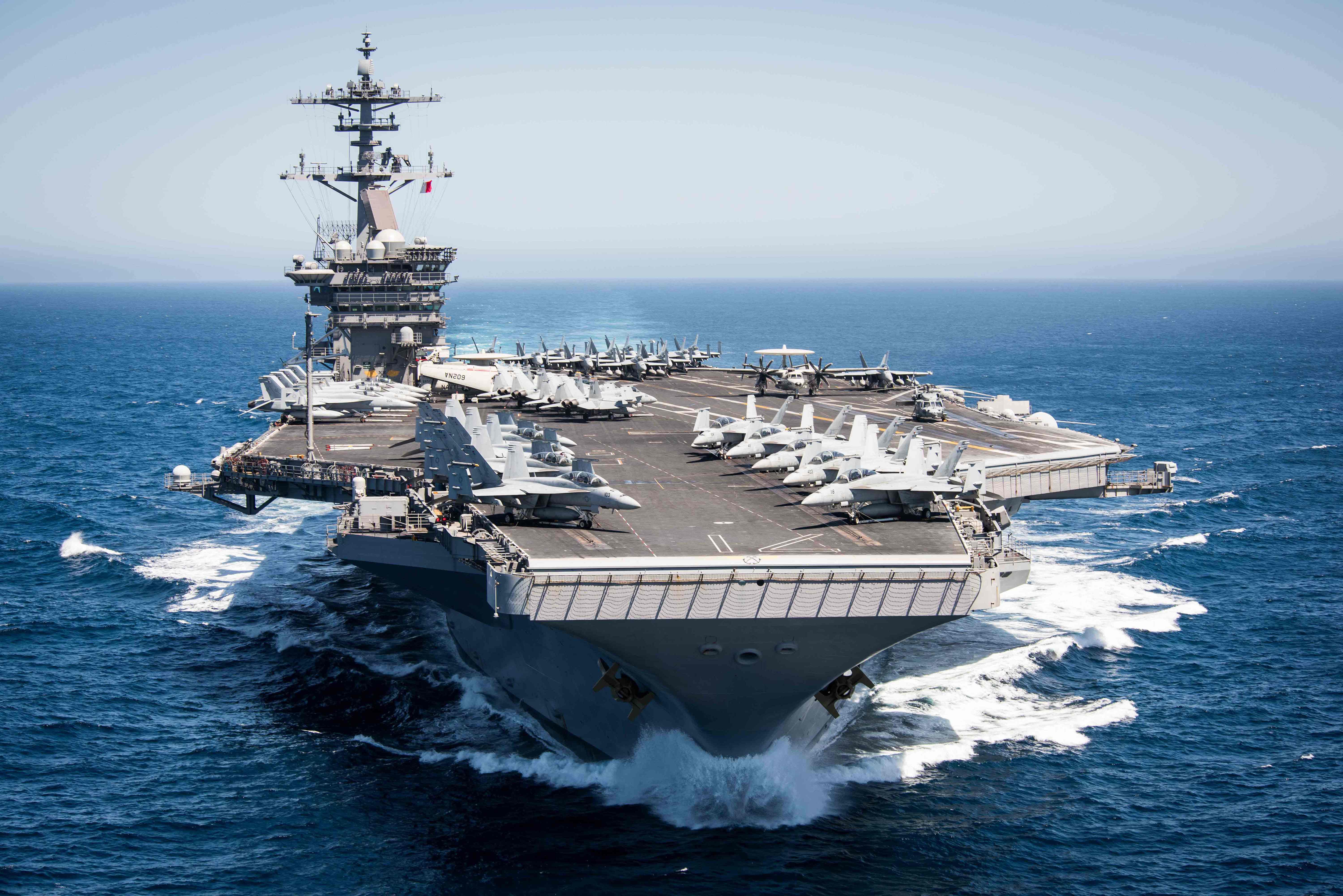 El marinero había dado positivo a la COVID-19 el 30 de marzo, tres días después de la llegada del USS Theodore Roosevelt a Guam. (Foto Prensa Libre: AFP)