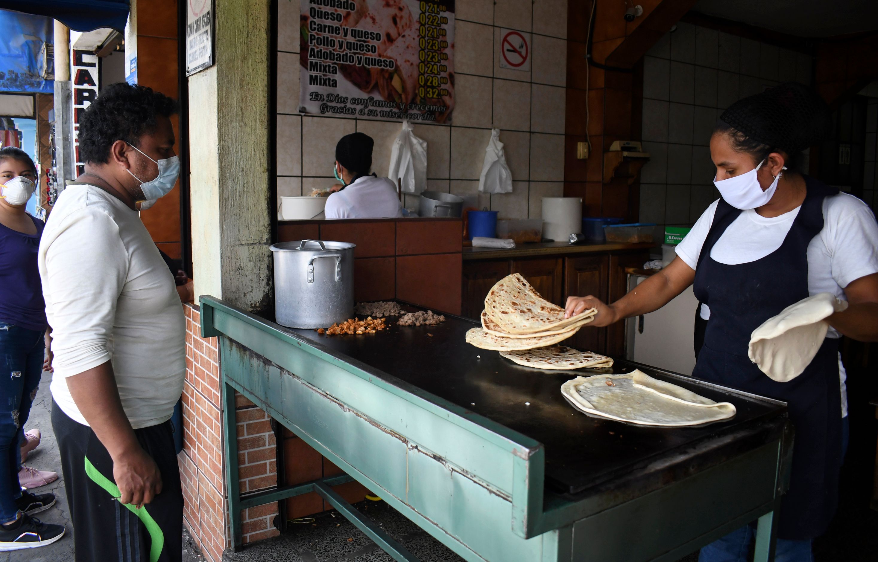 El precio de las tortillas empezó a subir derivado al aumento del precio del gas propano. (Foto Prensa Libre: AFP)