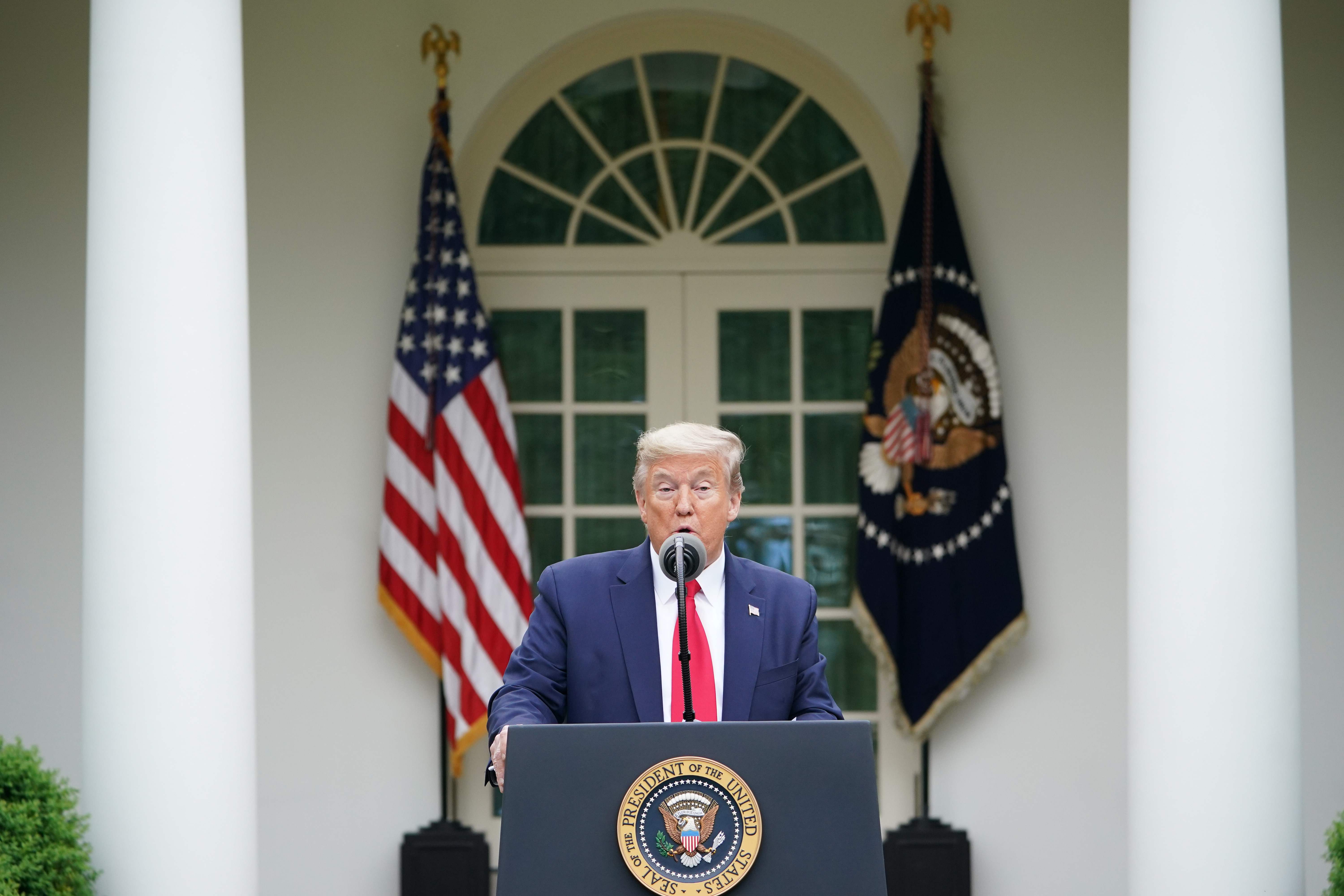 Donald Trump, presidente de Estados Unidos, da una conferencia de prensa en un jardín de la Casa Blanca. (Foto Prensa Libre: AFP)