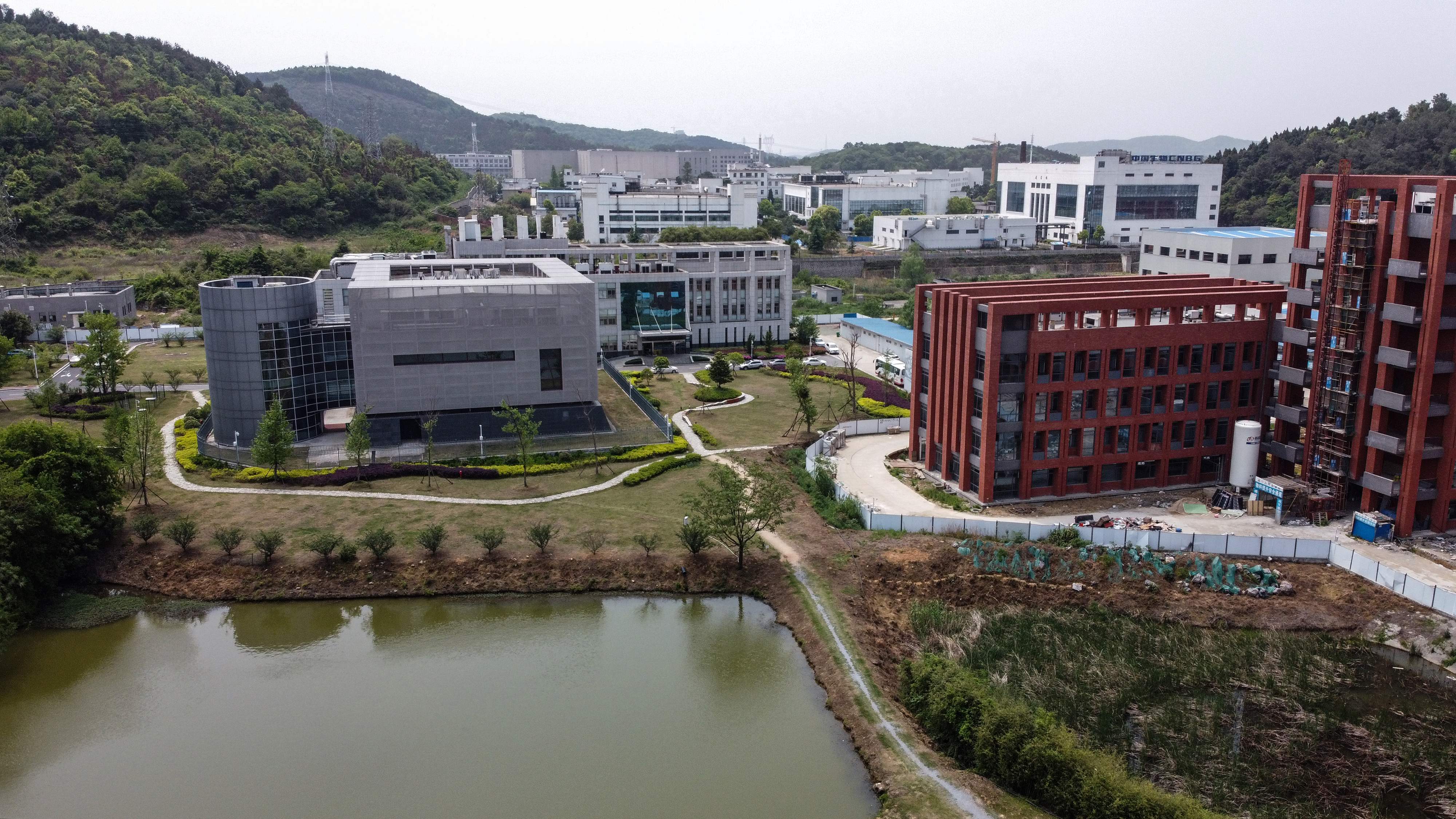 Una vista aérea muestra el laboratorio P4 (izquierda) en el Instituto de Virología de Wuhan. (Foto Prensa Libre: AFP)
