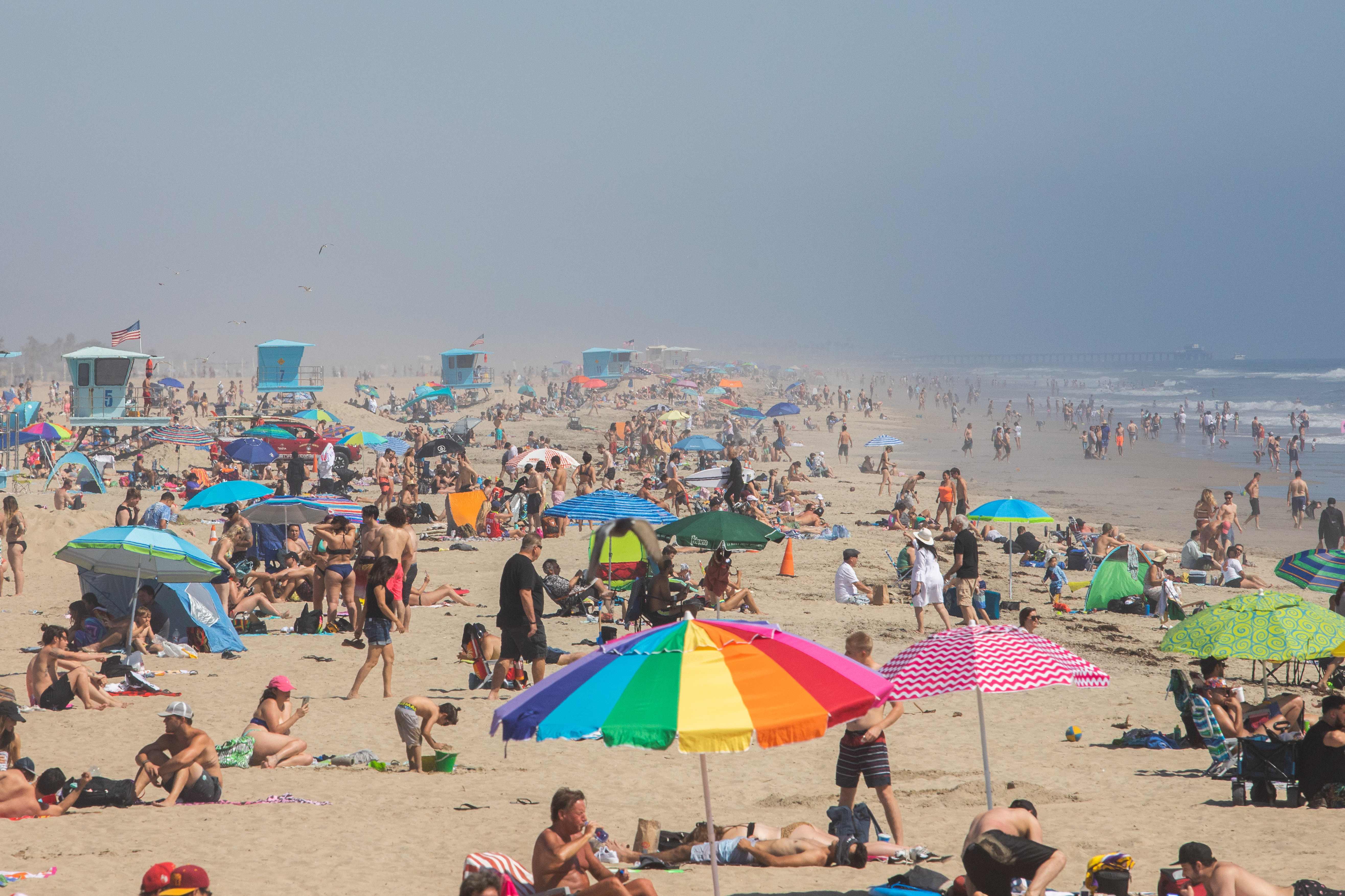 Mientras que las playas en los condados de Los Ángeles y San Diego permanecen cerradas, las de los condados de Ventura y Orange estaban abiertas. (Foto Prensa   Libre: AFP)