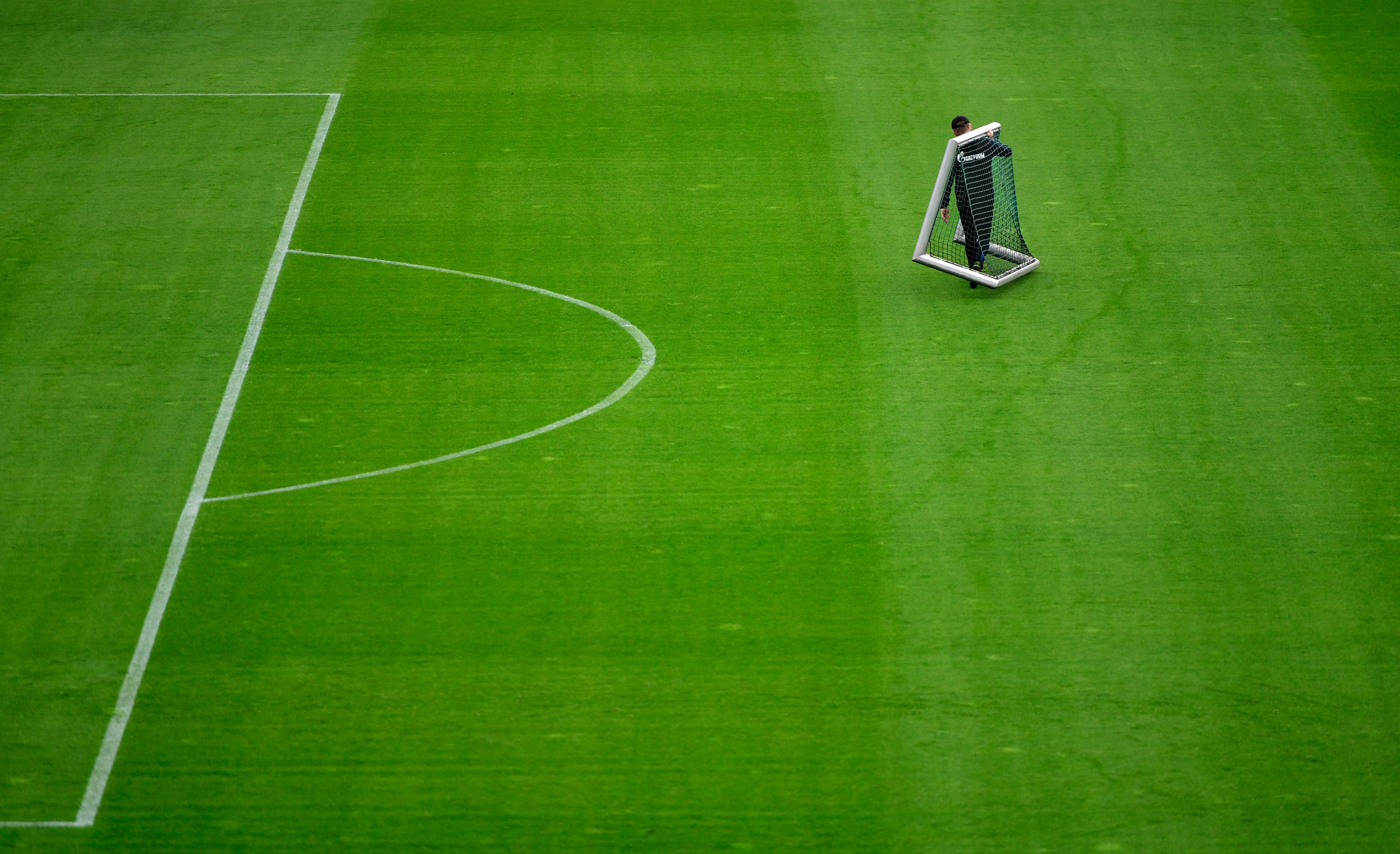 Las canchas de futbol deberán estar listas para cuando se regrese a los entrenamientos. (Foto Prensa Libre: AFP)