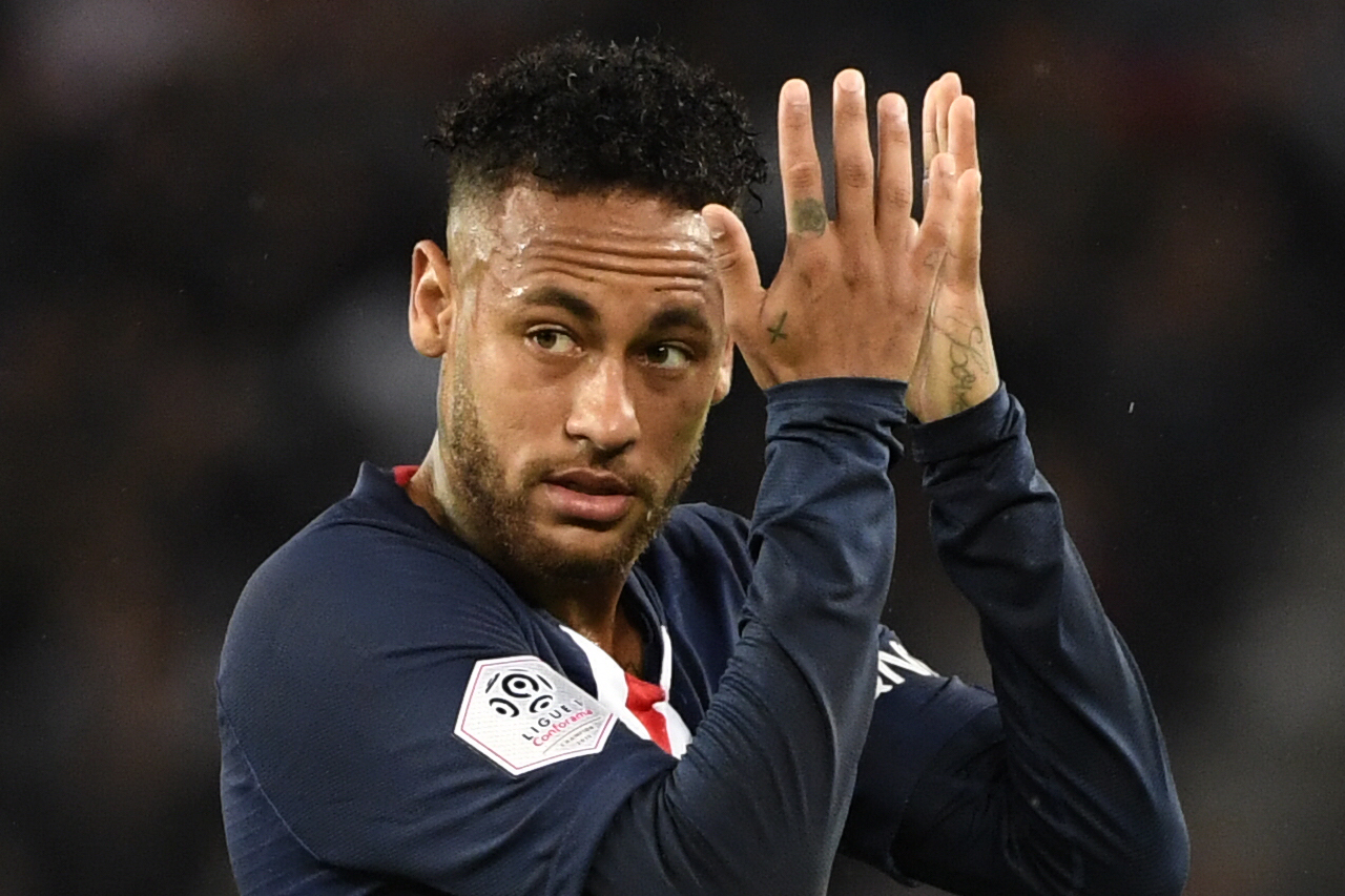 En esta foto de archivo tomada el 25 de septiembre de 2019, el delantero brasileño de Paris Saint-Germain, Neymar, hace gestos durante el partido de fútbol francés L1 entre Paris Saint-Germain y Stade de Reims en el estadio Parc des Princes de París. (Foto Prensa Libre: AFP).