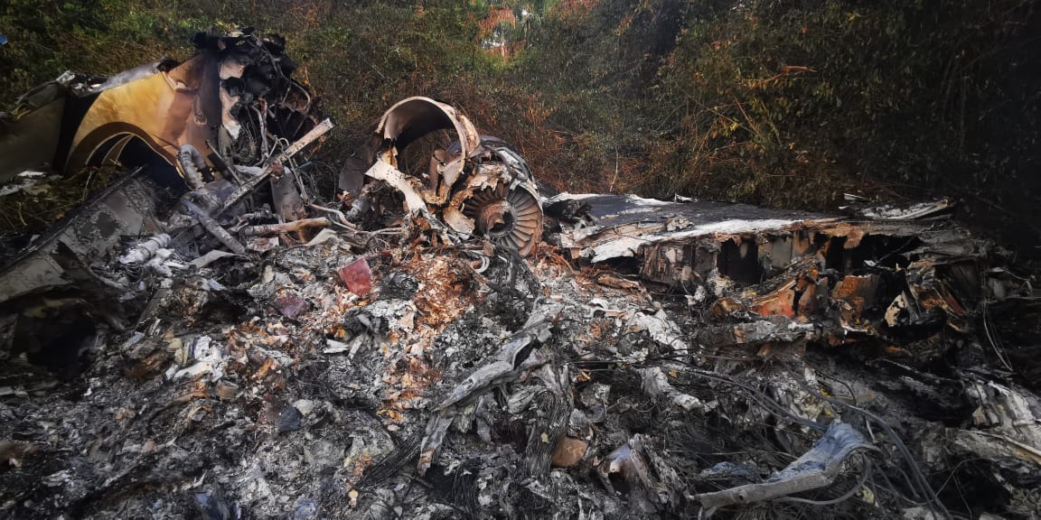 La aeronave quedó destruida al estrellarse en la Libertad, Petén. (Fotoo Prensa Libre: Cortesía)
