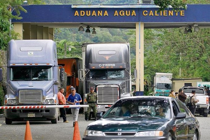 Una unión centroamericana facilitaría el comercio. Hoy en día un transporte de carga puede tardar hasta 24 horas en cruzar una frontera. (Foto, Prensa Libre: Hemeroteca PL).