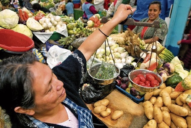 La reducción del 12% del IVA a los alimentos generaría un impacto social positivo, porque las familias podrían ahorrar entre Q300 y Q350, según la CGAB. (Foto Prensa Libre: Hemeroteca)
