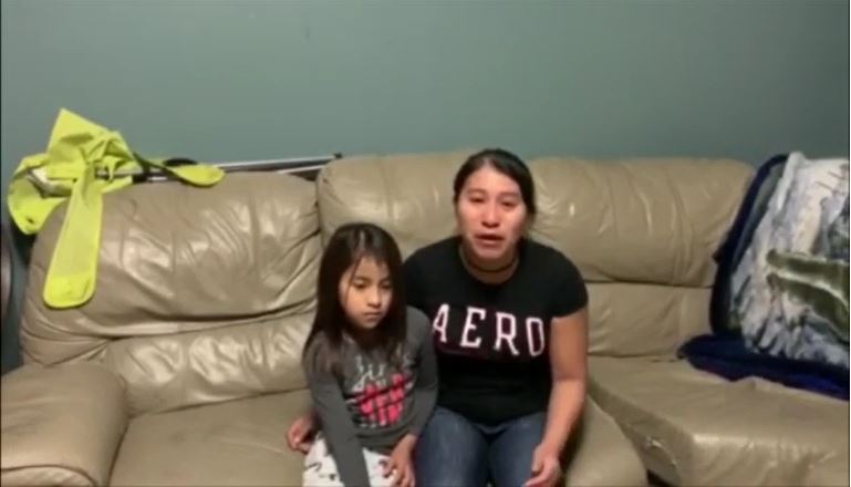 Angelina y su hija grabaron un video en el que piden la liberación de su hijo. (Foto Prensa Libre)