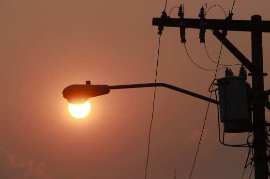 El sol coincide con una lámpara en el atardecer de este viernes. Foto Prensa Libre: Óscar Rivas