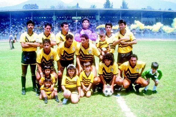 Este es el equipo de Aurora que conquistó el último título en la temporada 1992-1993. (Foto Prensa Libre: Hemeroteca PL)