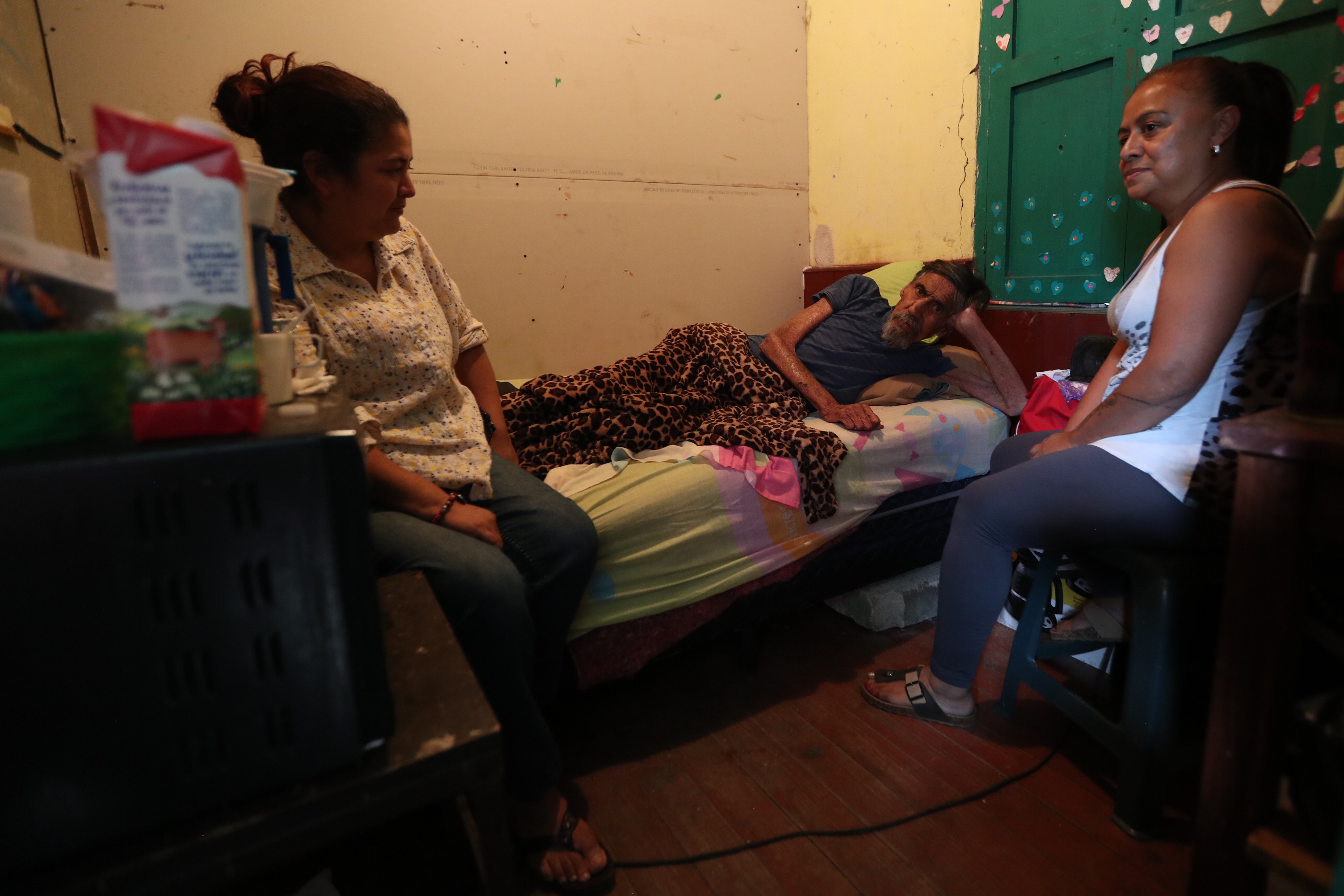 Las mujeres cuidan a “don Richard”, un hombre de 83 años que tiene cáncer y vive en una vecindad de Xela. (Foto Prensa Libre: María Longo) 