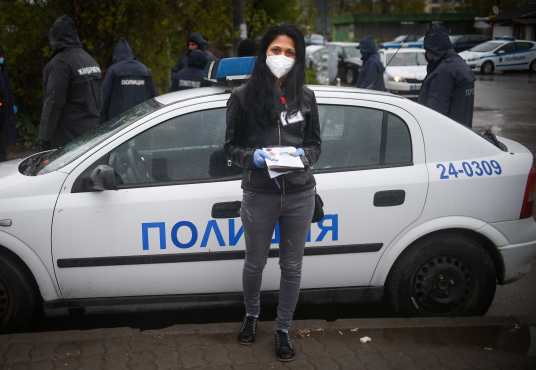 Maria Dimitrova, de 27 años, una mediadora de salud de los romaníes, posa para una foto frente a un puesto de control policial en la entrada de Fakulteta, el distrito más poblado de romaníes en Sofía, el 21 de abril de 2020 durante la pandemia de coronavirus COVID-19. Foto Prensa Libre: AFP