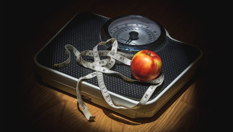 Estar en casa con una buena alimentación y actividad física podrá mantener su peso. (Foto Prensa Libre: Pixibay).