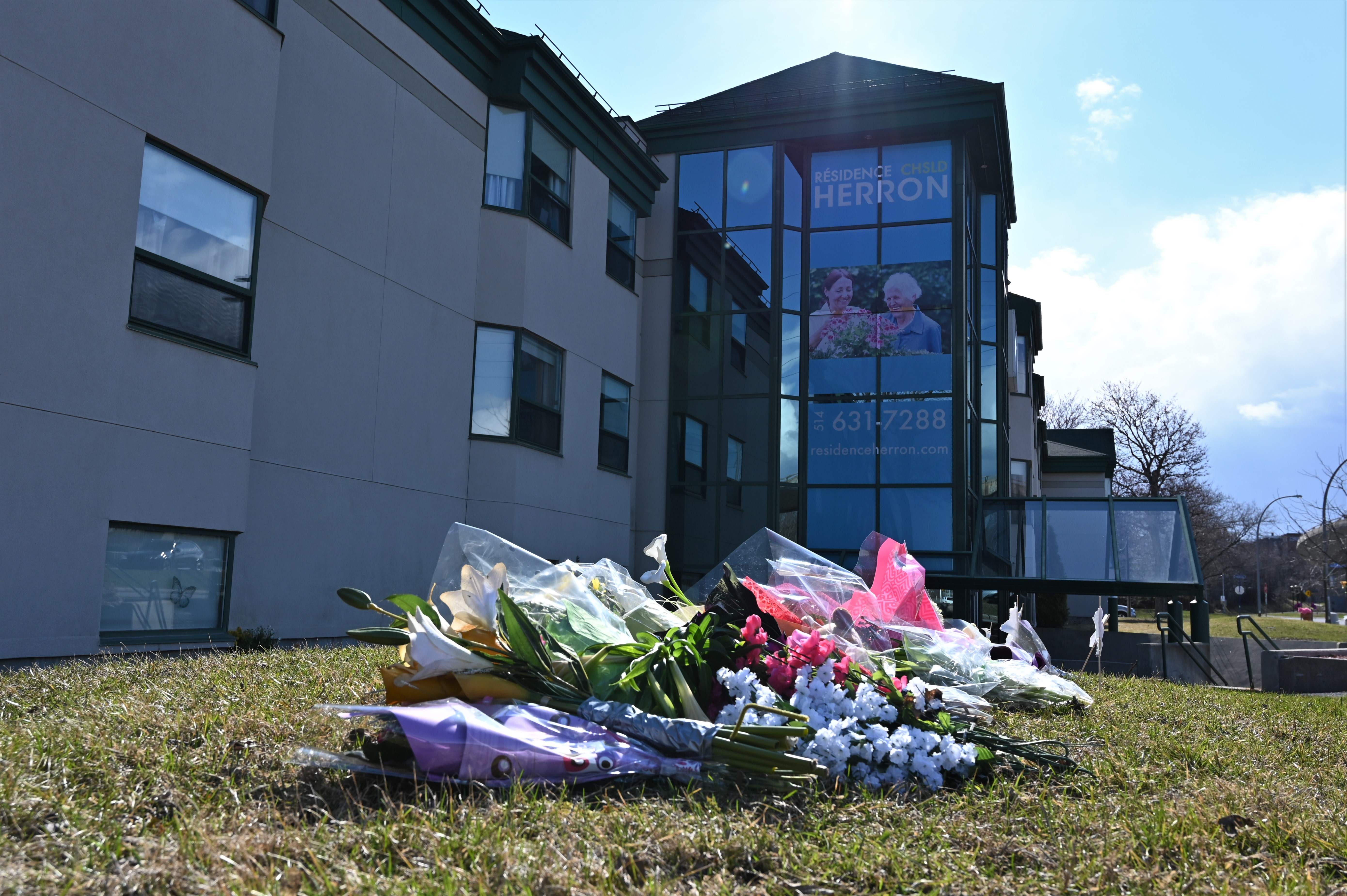 Ciudadanos de Montreal, Canadá, dejan arreglos florales para recordar a los ancianos fallecidos en la residencia Herron, fueron abandonados a su suerte. (Foto Prensa Libre: AFP)