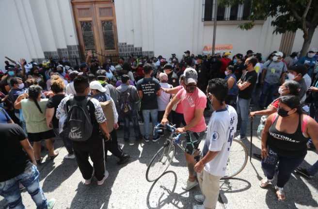 Vendedores informales afectados por crisis del coronavirus permanecen frente a Casa Presidencial para entregar listados y ser incluidos en la ayuda de los Q1 mil. (Foto Prensa Libre: Érick Ávila). 