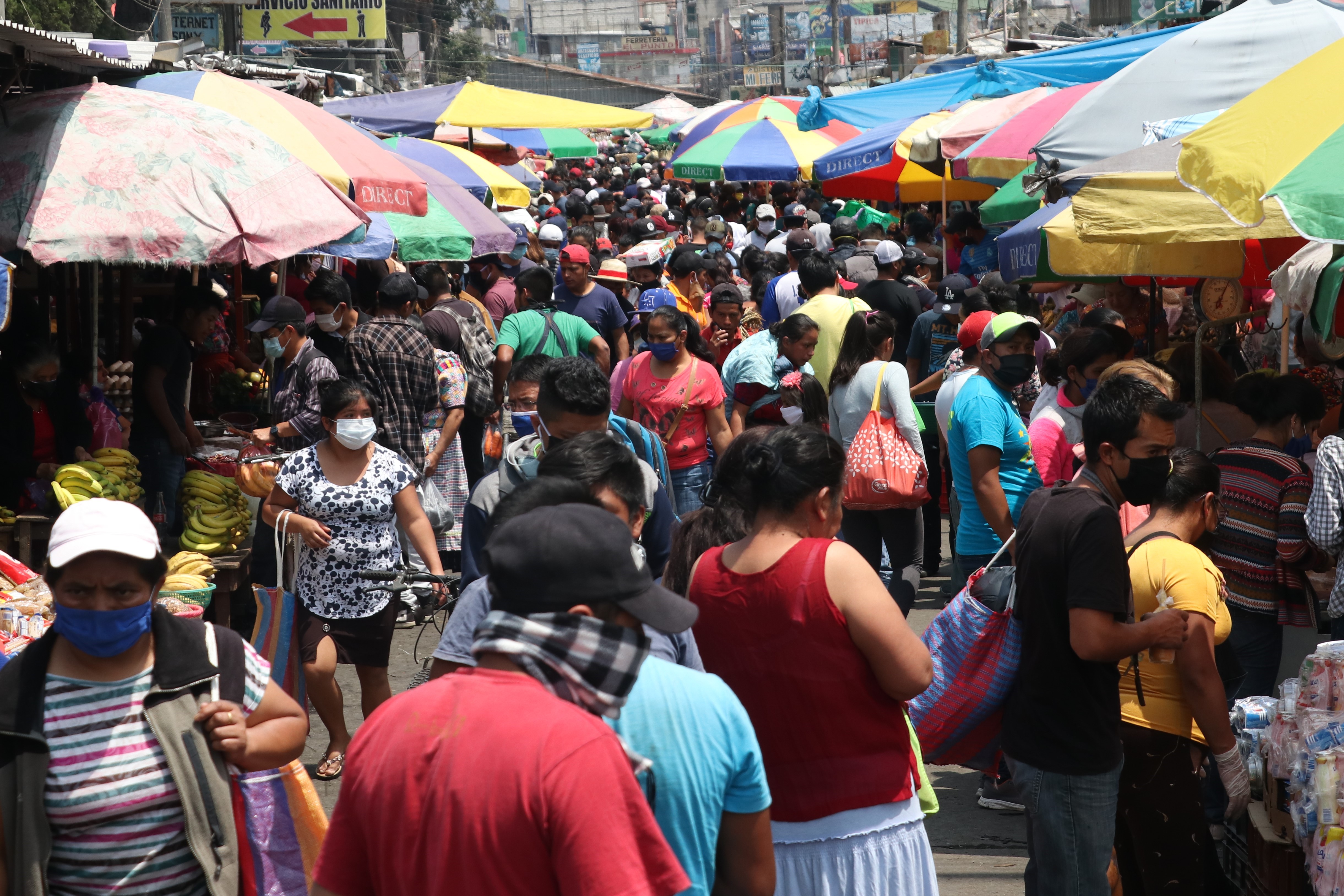 Así fue la aglomeración de personas este domingo en el mercado Minerva. (Foto Prensa Libre: Raúl Juárez)