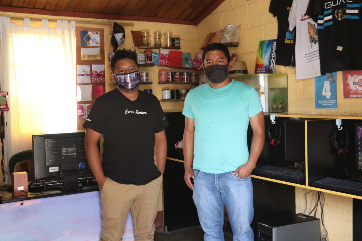 Bervin Romero y Édgar Méndez esperan que la iniciativa ayude a las personas de escasos recursos. (Foto Prensa Libre: Raúl Juárez)