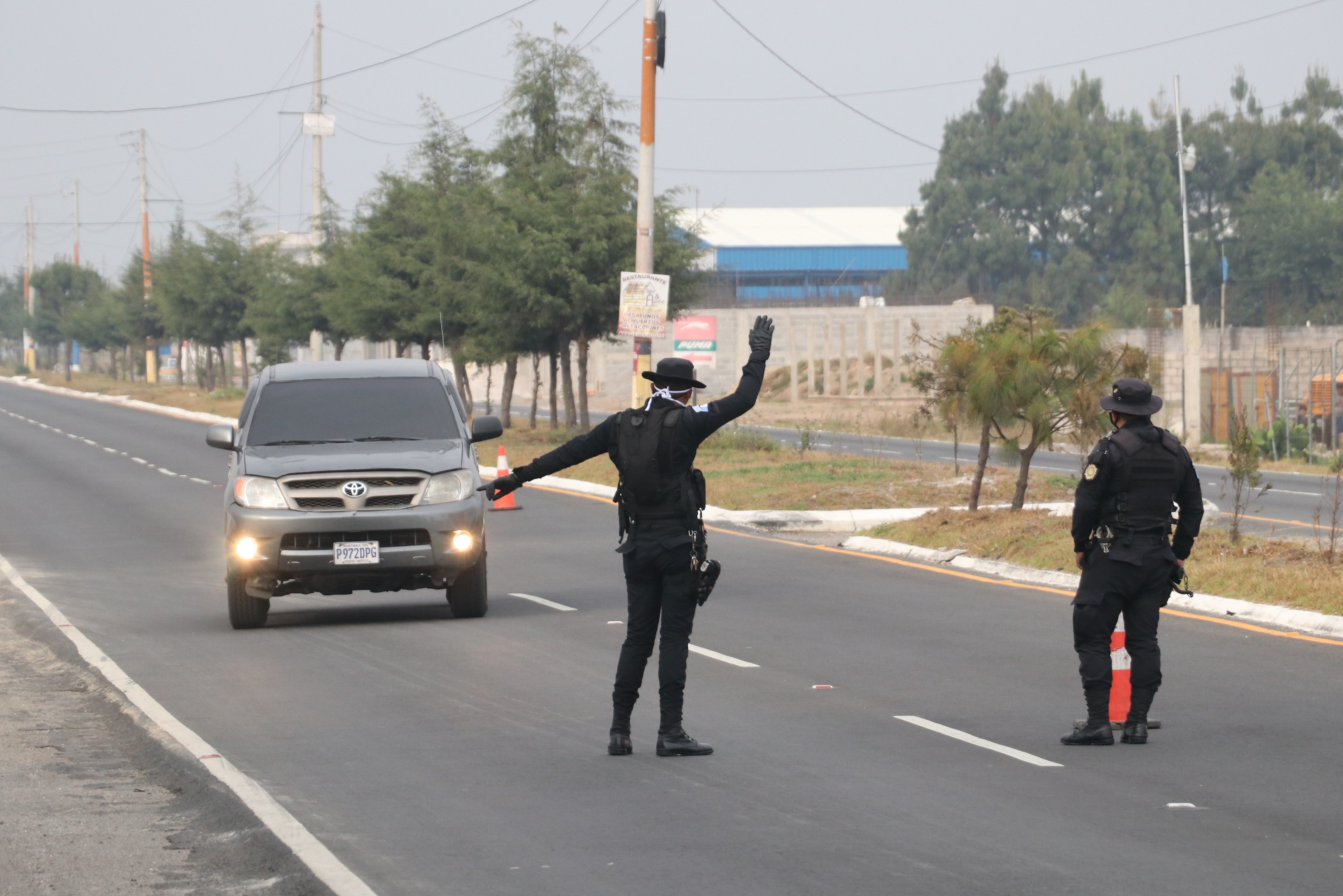 En la rotonda del Migrante, lÃ­mite entre Quetzaltenango y TotonicapÃ¡n la PolicÃ­a Nacional Civil instalÃ³ un operativo. (Foto Prensa Libre: RaÃºl JuÃ¡rez) 