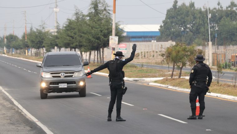 En la rotonda del Migrante, lÃ­mite entre Quetzaltenango y TotonicapÃ¡n la PolicÃ­a Nacional Civil instalÃ³ un operativo. (Foto Prensa Libre: RaÃºl JuÃ¡rez) 