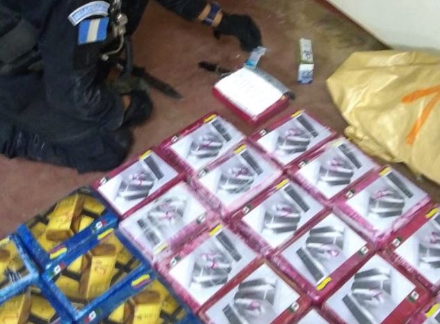 Paquetes de cocaína localizados en San Andrés, Petén, donde se capturó a diez personas. (Foto Prensa Libre: MP). 