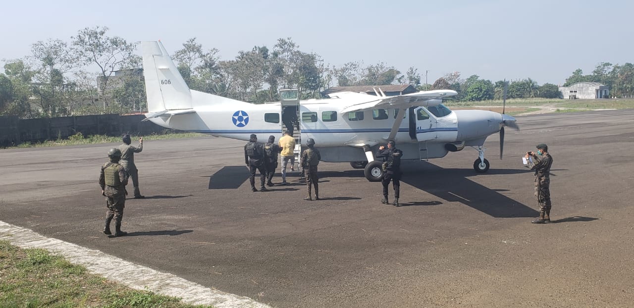 Juan Carlos Cruz Ovalle es trasladado vía aérea para el proceso de extradición a EE. UU., cuyas autoridades lo requieren por narcotráfico. (Foto Prensa Libre: MP)