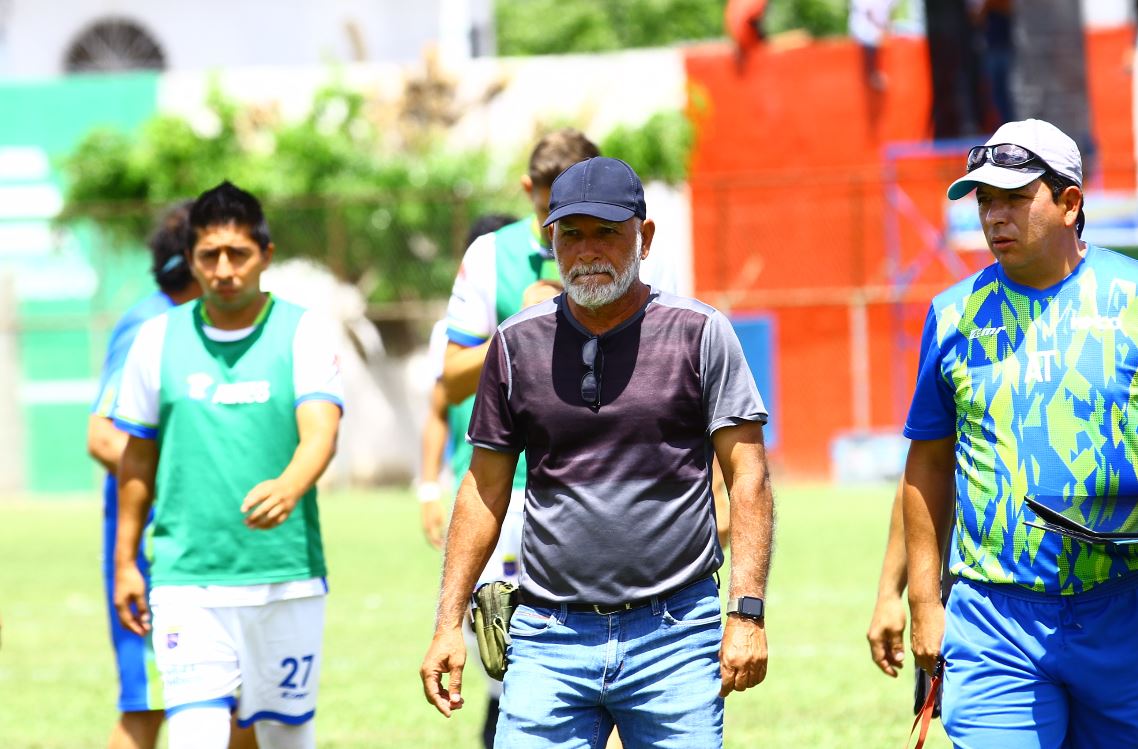 El entrenador guatemalteco Wálter Claverí dice que los dejen pelear por la permanencia. (Foto Prensa Libre: Luis López)