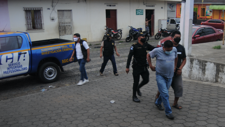 Varios hombre fueron capturados en Coatepque por violar el toque de queda que rige en dicha localidad. (Foto Prensa Libre: Alexander Coyoy)