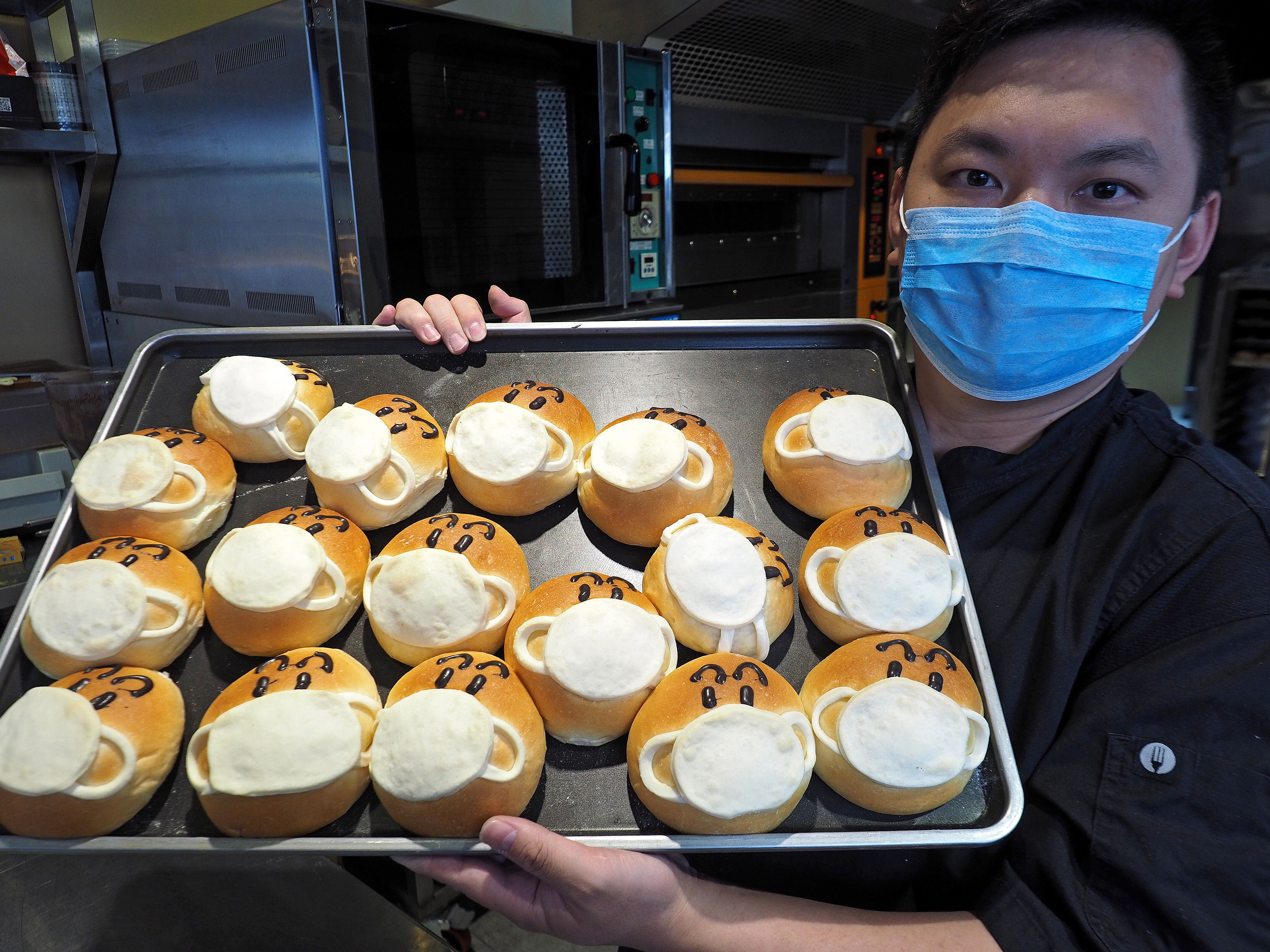 El chef Pai Kuo-wen inventó el 'Pan de máscara facial' con relleno de frijol rojo en marzo, cuando el negocio de la panadería se vio afectado por el nuevo coronavirus (Covid 19) en Taiwán. Foto con fines ilustrativos. (Foto Prensa Libre: EFE) 