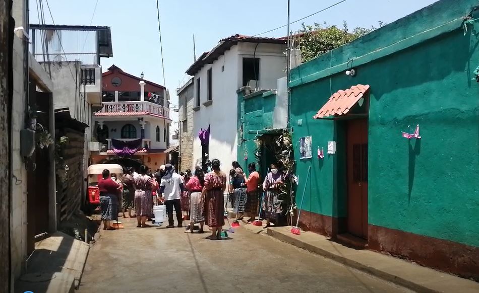 Vecinos desinfectan calles de Patzún ante casos de coronavirus. (Foto Prensa Libre: Tomada del video de Marvin Cun). 
