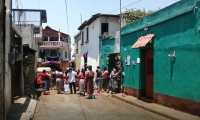 Vecinos desinfectan calles de Patzún ante casos de coronavirus. (Foto Prensa Libre: Tomada del video de Marvin Cun). 