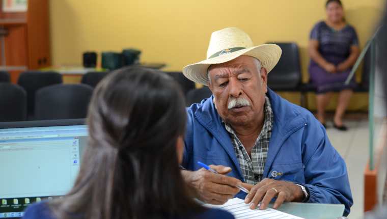 Por medio de este programa, Banrural ayuda a todos sus clientes jubilados y pensionados con consultas médicas. Foto Prensa Libre: Cortesía 
